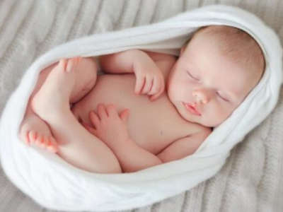 DÙNG KHĂN LÀM GỐI CHO BÉ – CÓ AN TOÀN KHÔNG? HƯỚNG DẪN CHỌN KHĂN PHÙ HỢP Dùng khăn làm gối