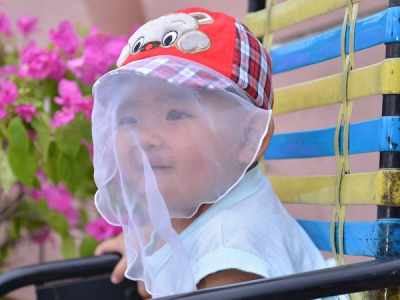 CÓ NÊN DÙNG KHĂN VOAN CHE MẮT BÉ? NHỮNG ĐIỀU CHA MẸ CẦN BIẾT