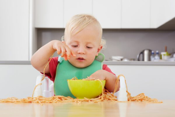 Khăn Cho Bé Ăn Dặm – Lựa Chọn Hoàn Hảo Cho Mẹ Và Bé 1 Khi trẻ nhỏ làm đổ thức ăn, khăn ướt viên nén trở thành cứu cánh tuyệt vời ( Nguồn ảnh: Internet )