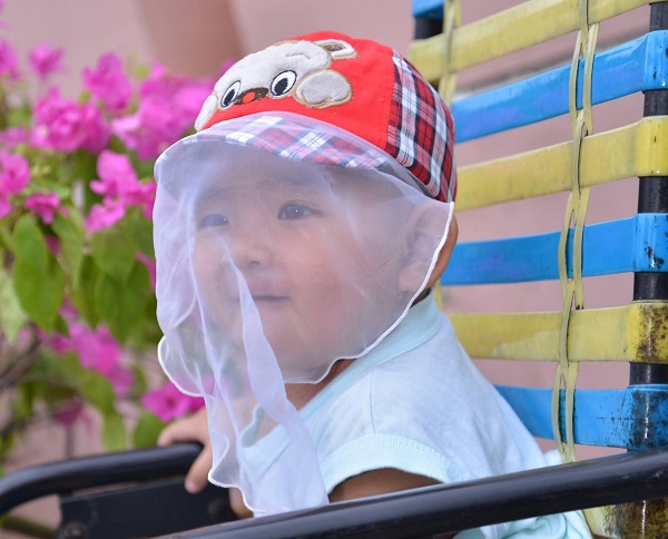 CÓ NÊN DÙNG KHĂN VOAN CHE MẮT BÉ? NHỮNG ĐIỀU CHA MẸ CẦN BIẾT 1 cach deo khan voan cho be 5