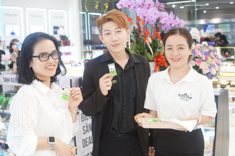 Sốc! Mua 2 Tặng 1 Khăn Nén Kẹo Beyaki Nhân Dịp Khai Trương AB Beauty World! 2 Sự kiện này chính là dịp vàng để các nàng thỏa sức sắm sửa khăn nén kẹo Beyaki và hàng loạt sản phẩm xịn sò với giá sốc ( Nguồn ảnh: Internet )