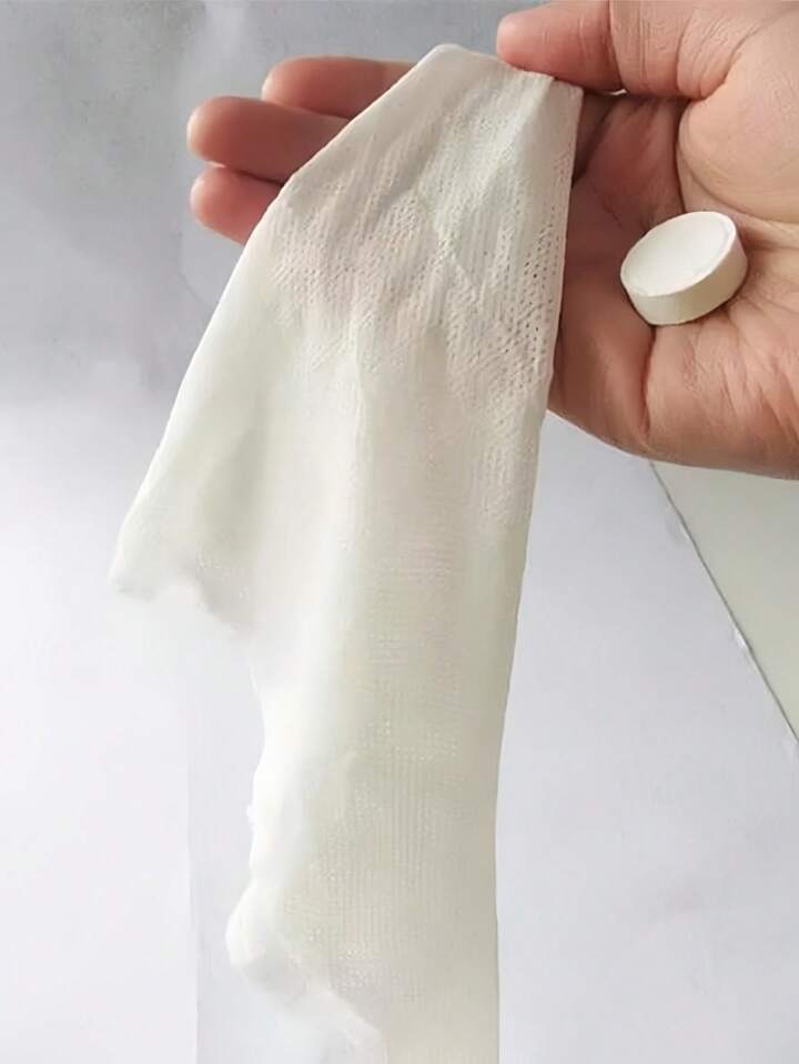 Khăn Ướt Viên Nén: Cải Thiện Cuộc Sống Tiện Ích Sáng Tạo và Đa Năng! 1 Khăn ướt viên nén là loại khăn nhỏ gọn được nén chặt thành viên và khô, chỉ cần thêm một chút nước sẽ nở ra ( Nguồn ảnh: Internet )