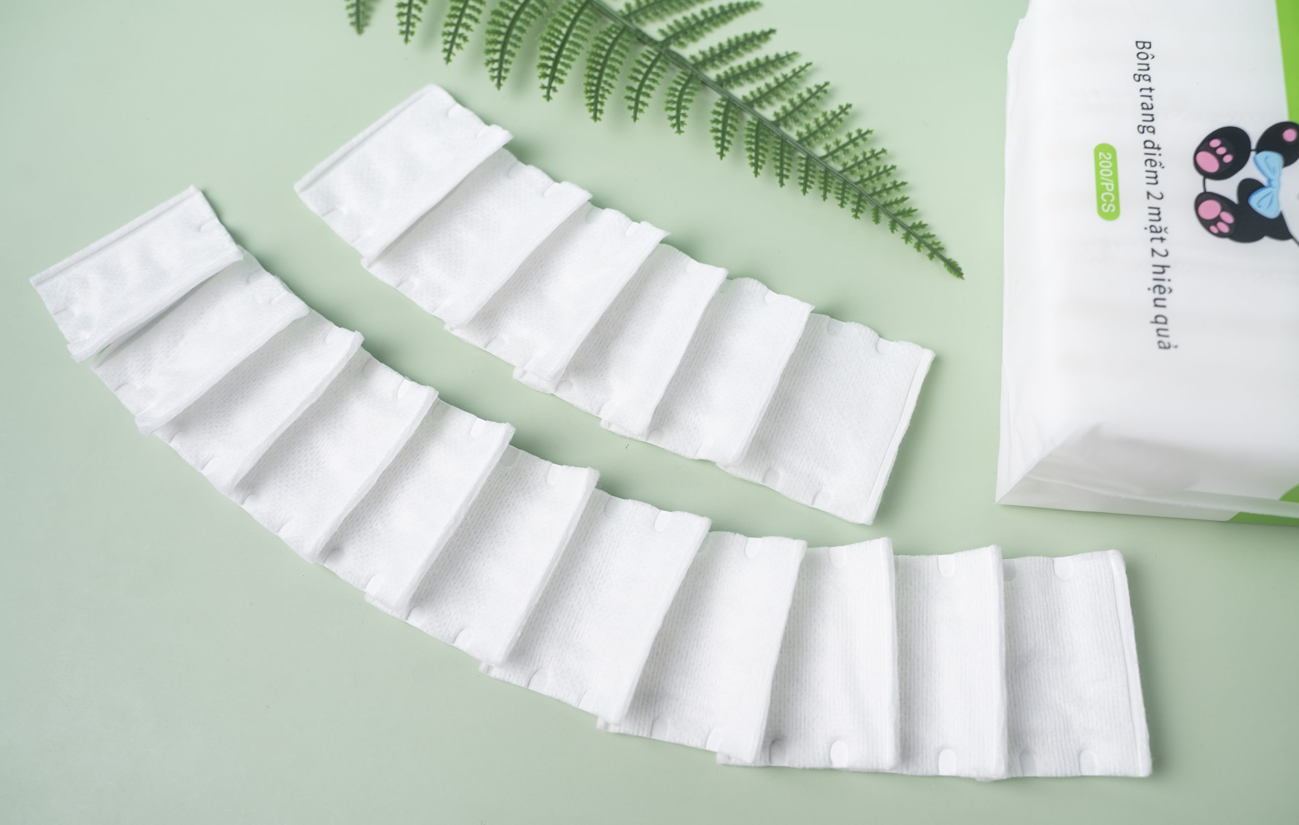 Bông cotton đến từ thương hiệu Beyaki giúp bạn loại bỏ bụi bẩn trên mặt một cách dễ dàng